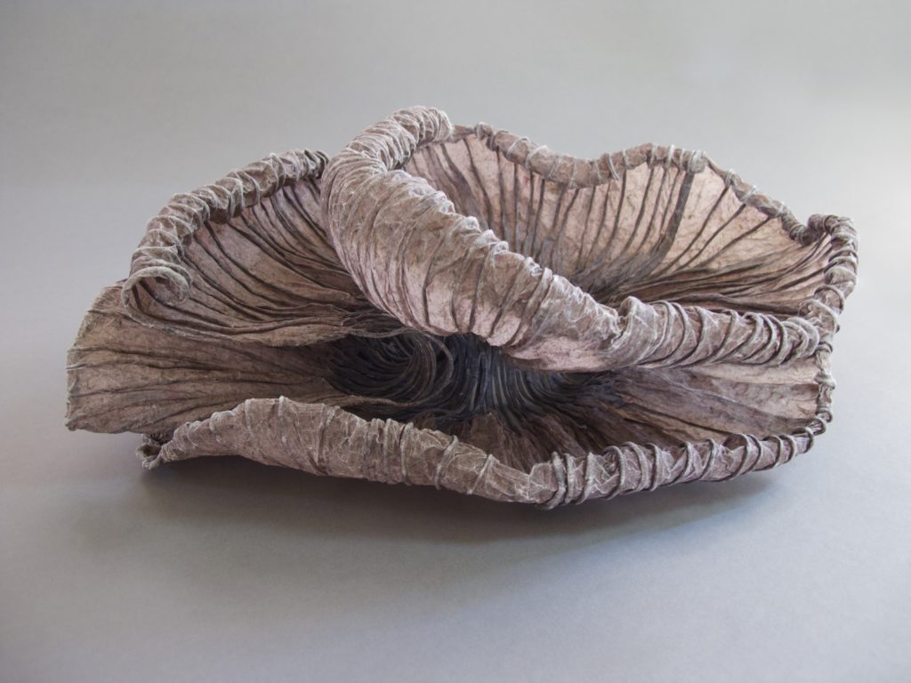 Jocelyn Chateauvert, "Burnished Lily", 2016, handgemaakt abaca-papier, 31 x 35 x 12 cm (foto: Jocelyn Chateauvert).
