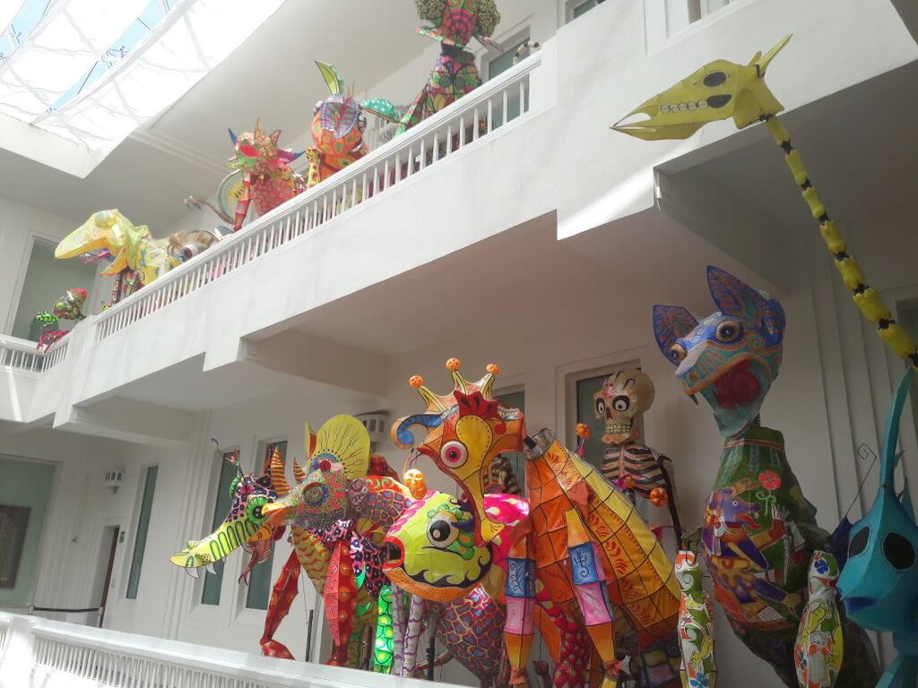 Museo De Arte Popular, kleurrijke figuren van papier-maché (foto: Corina Koolen)