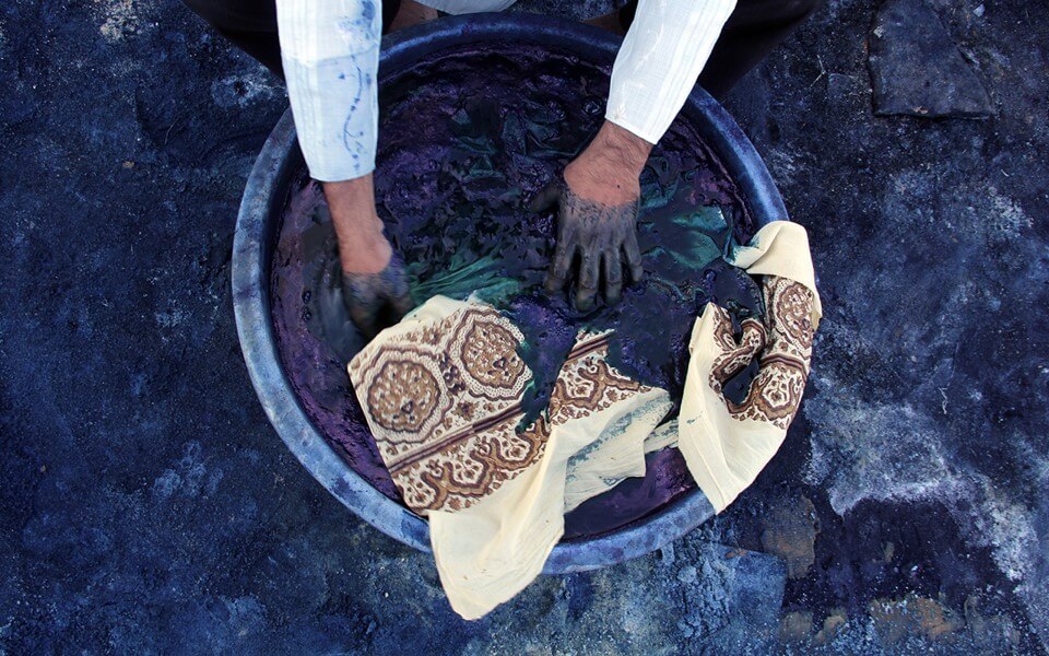 Indigo verven (foto: Hitanshu Bhatt, copyright: Textiel Factorij).