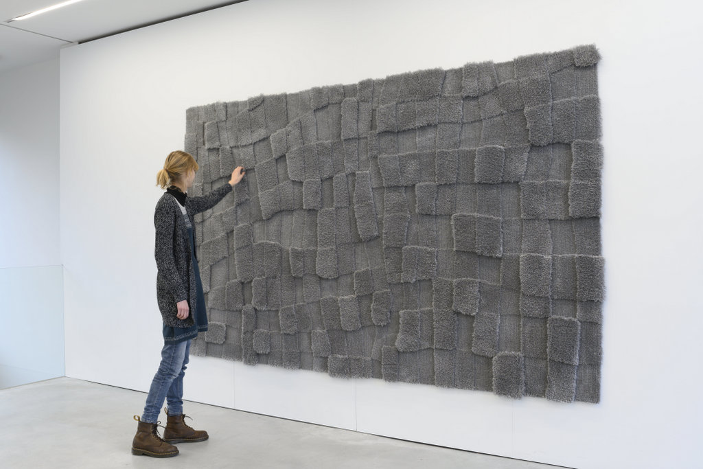 Rosa Johanna, "How to do things without words", 2019, wol, 185 x 300 cm (foto: Peter Cox, met dank aan EENWERK).
