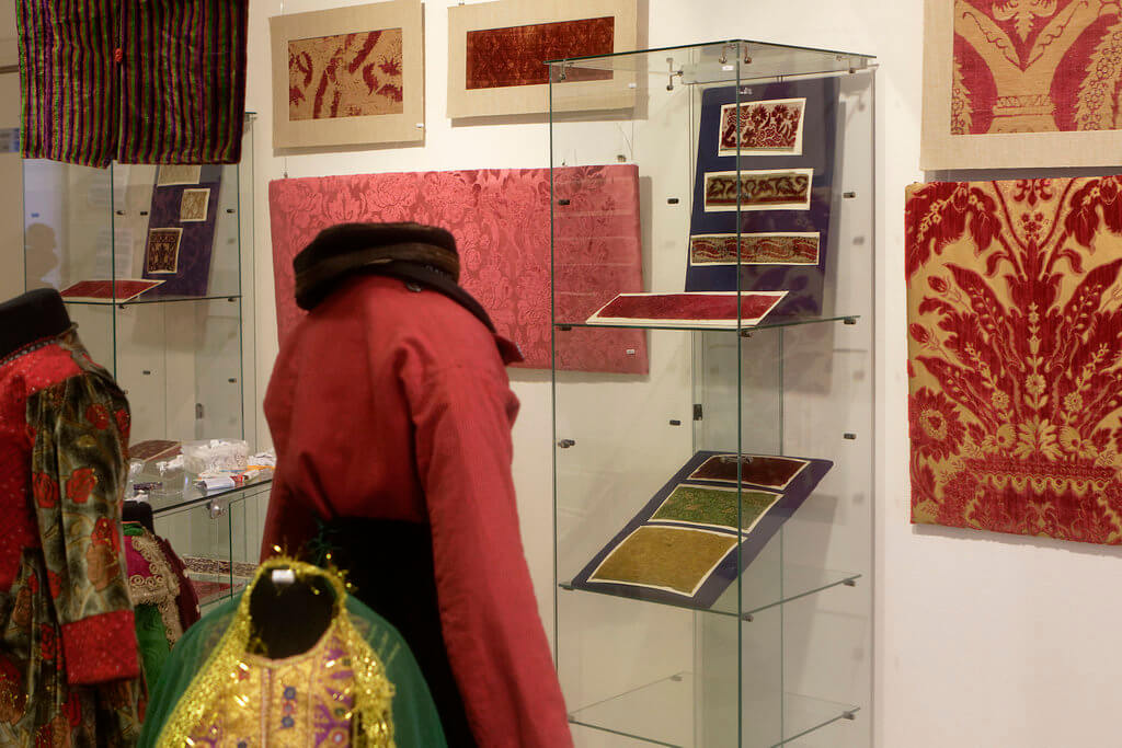 Zaaloverzicht tentoonstelling "Fijn fluweel!" in het Textile Research Centre in Leiden.