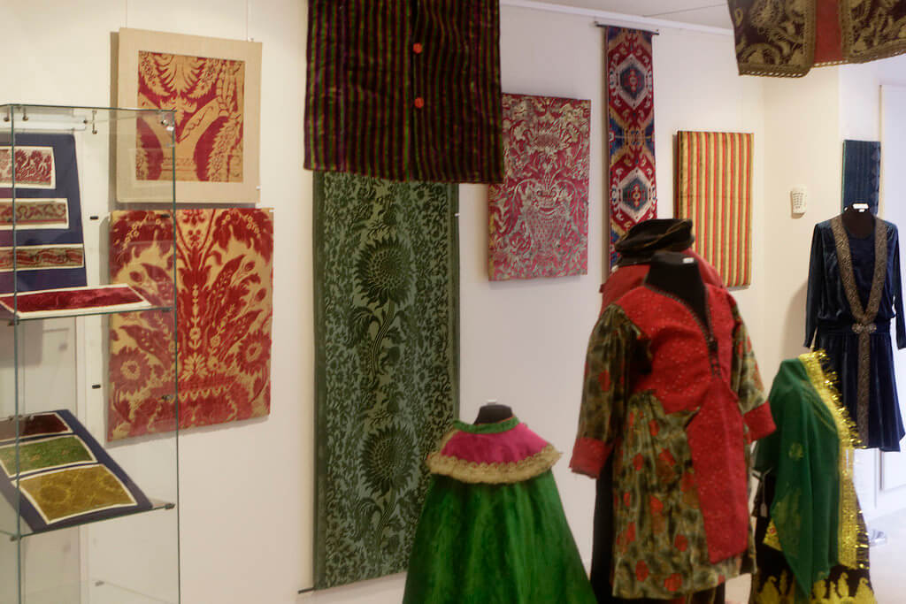 Zaaloverzicht tentoonstelling "Fijn Fluweel!" in het Textile Research Centre in Leiden.