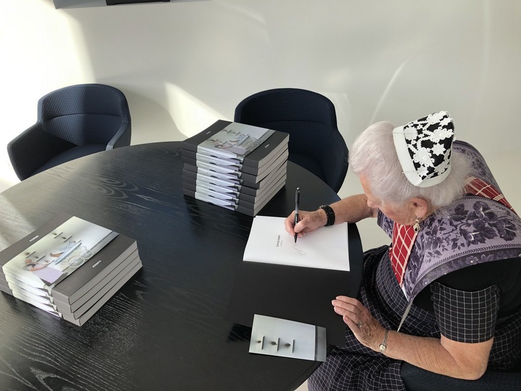 Hendrikje signeert het eerste boek