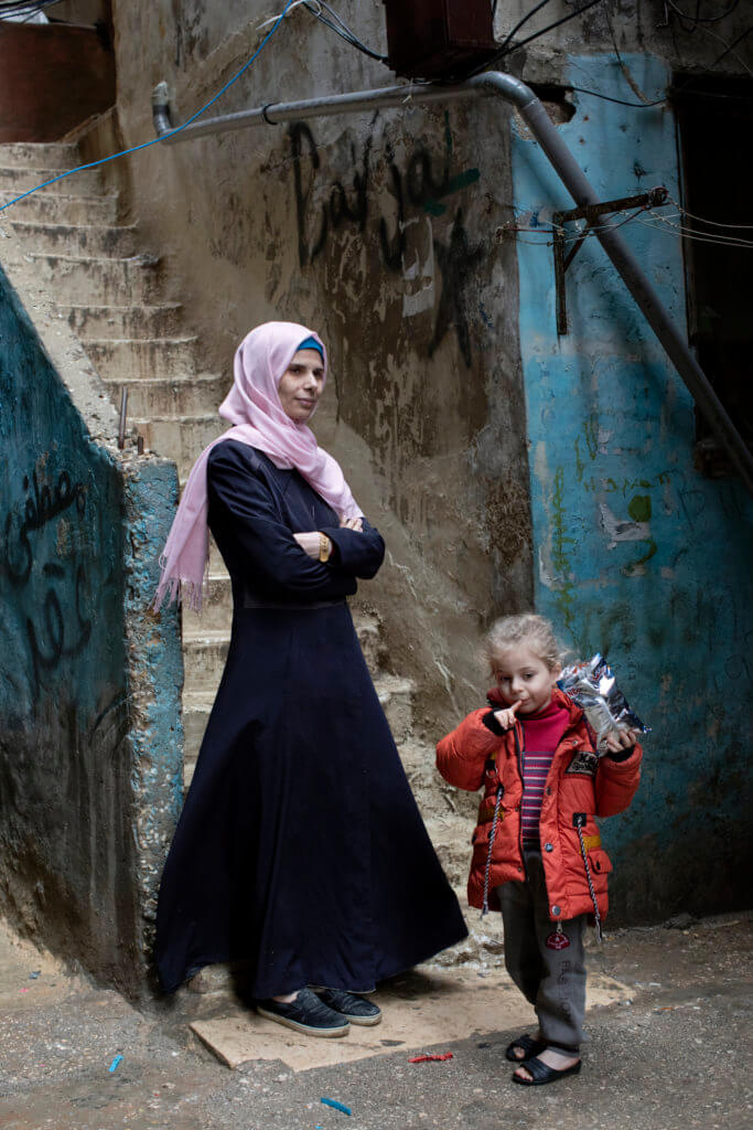 Malak Bakoor leidt een eigen borduuratelier voor Syrische vrouwen in een vluchtelingenkamp in Beiroet (foto: Mashid Mohadjerin).
