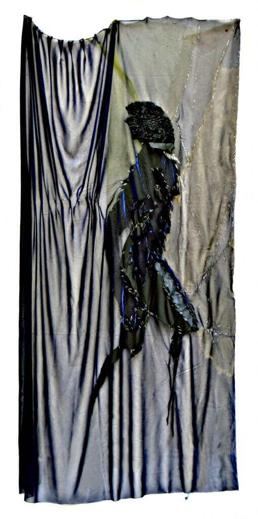 Lilach Schrag, "Golem", tule, stof en nietjes, 110 x 220 cm.