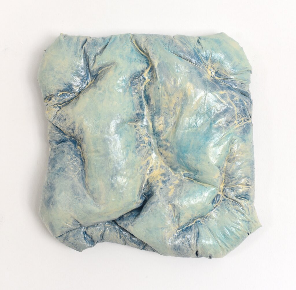 Anna-Lena Sauer, "Wall Pillow", 2020, kussen, garen, acrylverf en acrylcoating op canvas.