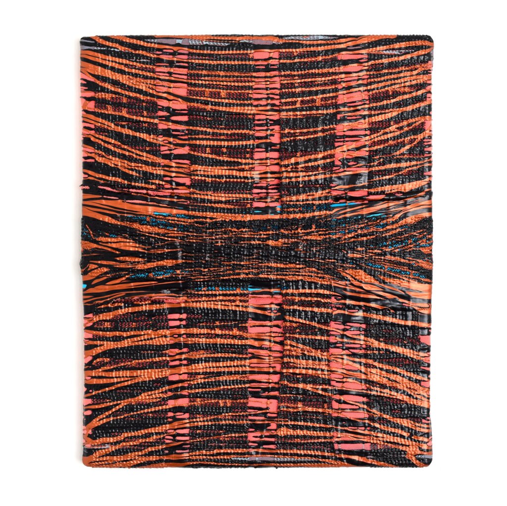 Anna-Lena Sauer, "Weaving Patterns", 2020, stof, acrylverf, spuitverf en grijpkussen op canvas.