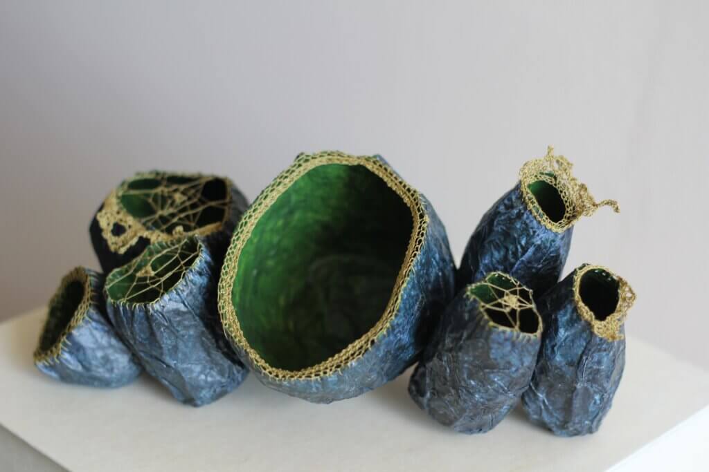 Patricia Chemin, "Kostbare zeepokken", geborduurd en gehaakt zijdepapier en katoenen draden.