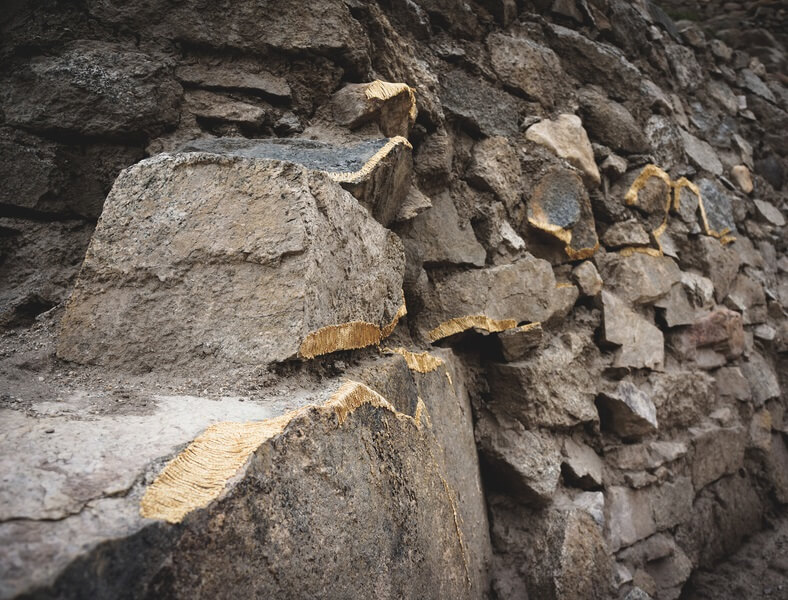 Brooks Harris Stevens, "Mending Gold", locatie specifieke reparatie van het uitgesleten landschap onder het Paleis in Leh, Ladakh, India (2016).