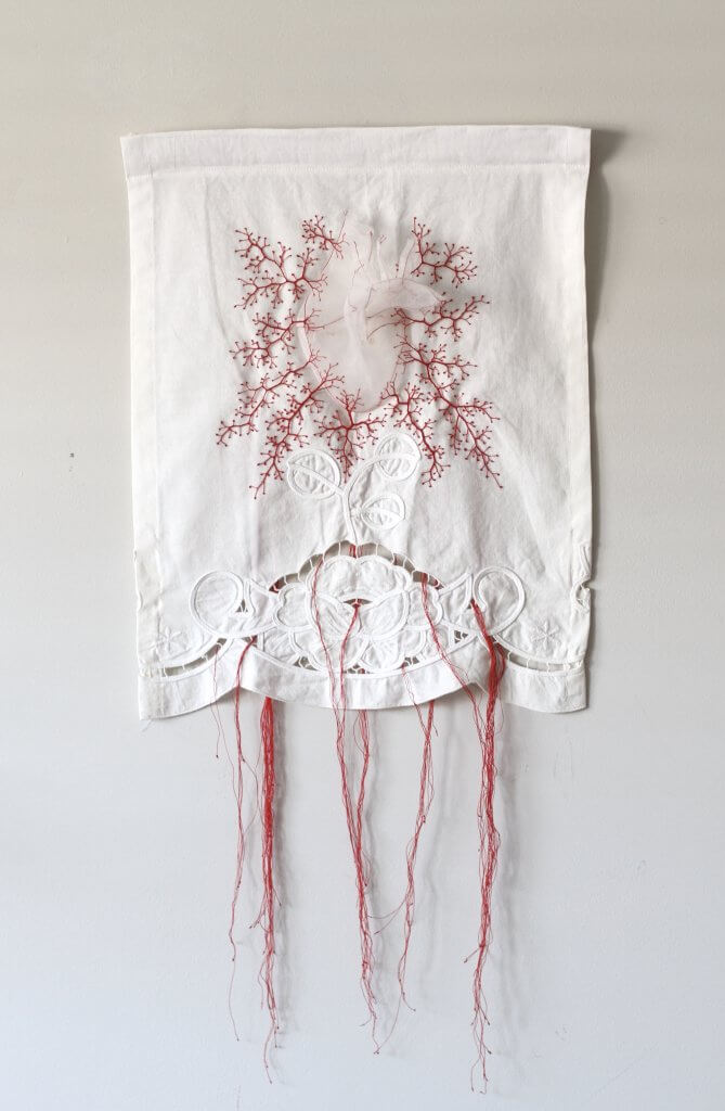 Rima Day, Ghost Heart III, 2021, 80 x 37 x 7.5 cm (inclusief hangend garen), zijden organza, garen, katoenen laken, naai- en borduurwerk.