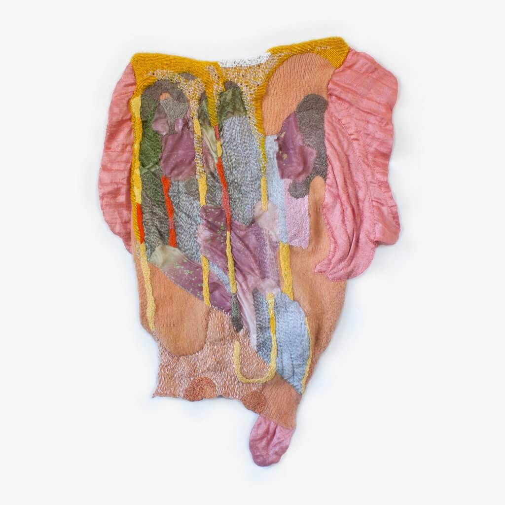 Erin Castellan, Softly Now, garens, kralen, acryl en stoffen, 2021, 61 x 40.5 cm.