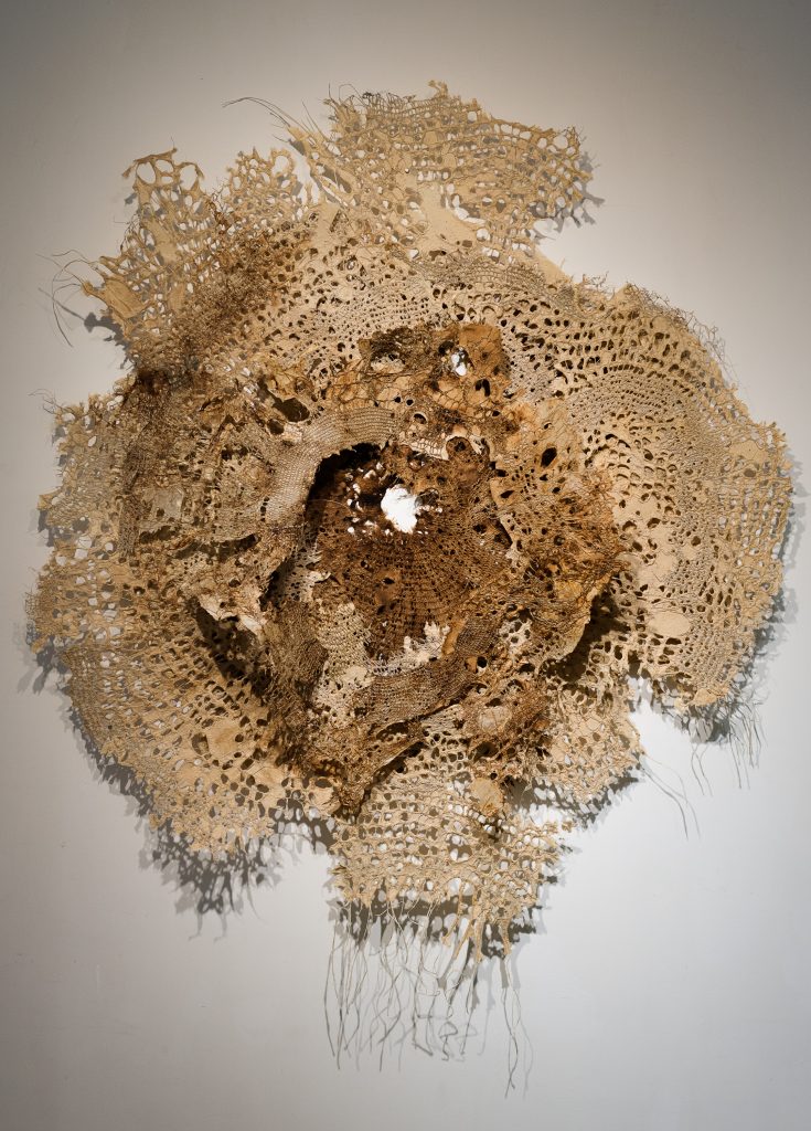 1,2 m in diameter,gehaakt draad van diverse papiersoorten (sisal, ananas, katoen en hennep) en pulp (foto: Natalie Sternberg).