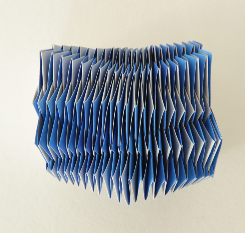 Ria van Krieken, Wandobject kleine blauwe 2, papier en verf, 12 x 12 cm