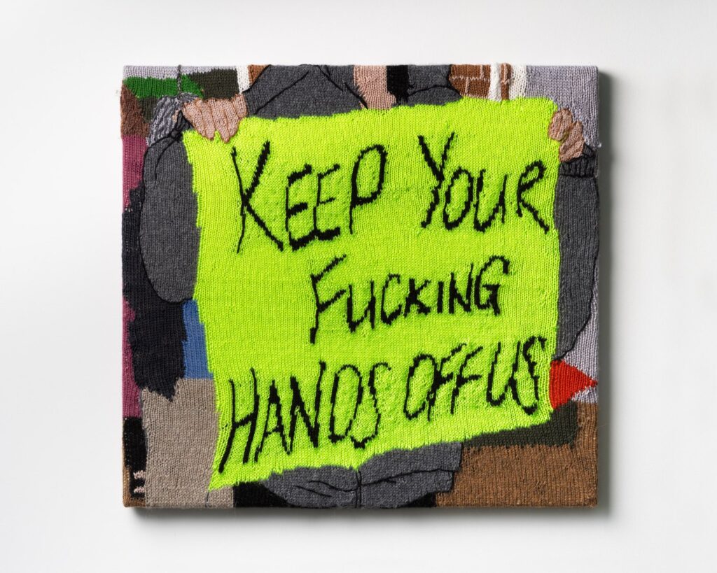PROTEST SIGNS
Keep your fucking hands off us.
66.5 x 71 cm
Wol, gebreid, eiken multiplex.
Hugo Michell Gallery, Adelaide
2022
Foto: Simon Strong
