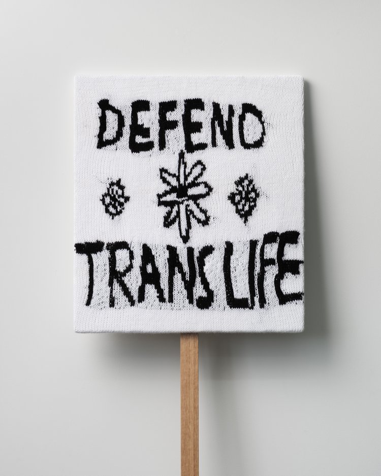 PROTEST SIGNS
Defend translife.
56x50 cm
Wol, gebreid, eiken multiplex.
Hugo Michell Gallery, Adelaide
2022
Foto: Simon Strong

